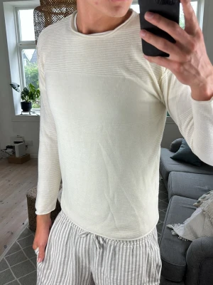 Beige Stickad Tröja  - Stilren, hyfsat tunn och väldigt snygg. Perfekt nu under sommaren! Mått: A:50 B:47 C:46 D:61 (cm) Skriv vid fundering 😇🙌