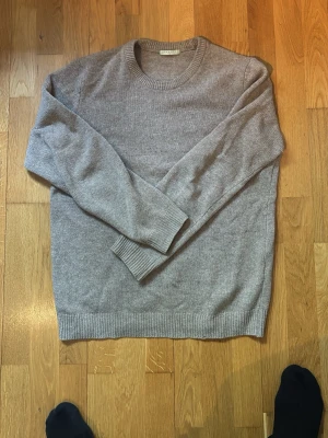 Beige stickad tröja från Invento - Mysig beige stickad tröja från Invento Italy. Klassisk rund halsringning, ribbade muddar vid ärmslut och nederkant. Perfekt basplagg i garderoben, enkel att matcha och superbekväm. Tillverkad i mjukt material som känns skönt mot huden. skulle säga att den passar både S och M