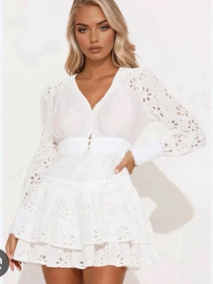 Vit kort klänning med spetsdetaljer - Intressekoll på denna jättefina efterfrågade klänningen från fashion nova. Klänningen är endast använd 1 gång och är i fint skick🩷