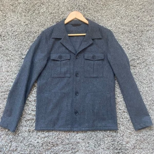 Oscar Jacobson stickad overshirt  - Säljer denna rikigt snygga Oscar Jacobson overshirten som är perfekt till sommarn!⭐️ Skick : nästintill NY använd Max 3 gånger🙌Storlel S passar S!🤝Hör gärna av er om ni har funderingar!👍