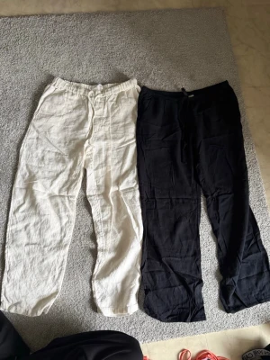 Blandade byxor - 1 Linne byxor från Mango 1 Linne byxor från Hm  1 kostymbyxor ( nya ) strl 32 (känns som 34) 1 skinnbyxor ( nya med prislapp )  1 Jeans shorts strl 32 (känns som 34) 1 Cykelshorts  Strl 34 / XS allt annat!!!  Går endast att köpa allt tillsammans, Allt på bilderna!!!  PAKETPRIS 350kr