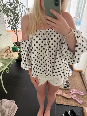 Prickig offshoulder blus - Denna prickiga toppen är i superbra skick, aldrig använd. Den är perfekt till sommaren och är jättefin.