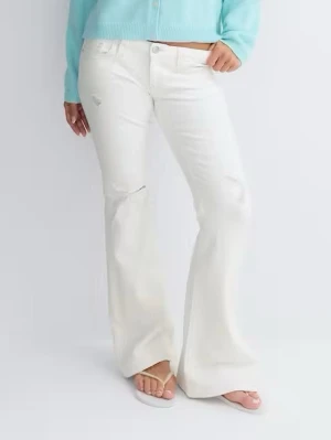 Vita bootcut jeans med slitningar - Säljer ett par vita bootcut jeans med trendiga slitningar vid knät och fickorna. Jeansen har väldigt låg midja, klassisk femficksdesign och är tillverkade i denimtyg för skön passform. Perfekta för dig som gillar en avslappnad men ändå snygg stil.  🌸 Nyköpta och aldrig använda 💞 säljer då jag köpte fel storlek, nypris 400kr