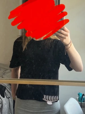 Svart basic t-shirt i bomull - Enkel svart t-shirt med rund hals och korta ärmar. T-shirten har en rak passform och är gjord i mjuk bomull, perfekt till alla outfits. Liten i storlek, är själv en XS/S!