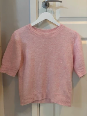 Stickad t-shirt - Säljer denna jättefina stickade T-shirten från LMTD. Den är i strl 13-14 vilket jag skulle säga motsvarar ca xxs/xs. Det beror på hur man vill att den ska sitta. Använd fåtal gånger. Skriv om ni har frågor!😊