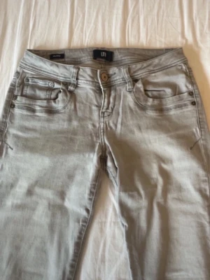 Gråa jeans från LTB - Jeans ifrån LBT. Lågmidjade och bootcout. Superfina!