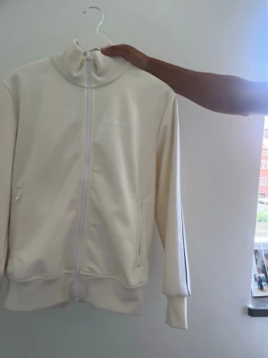 Palm angels dress - Säljer creme färgad palm angels dress i bra skick men några enstaka fläckar som går bort i kem tvätt.