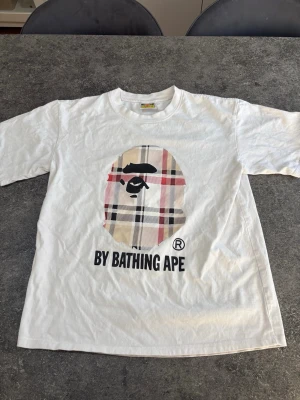 BAPE T-Shirt - Storlek: S (passar som XS/S), använt en par gånger men inte sliten. Startpris: 250kr