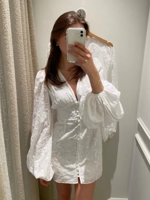 Florence Dress - Adoore - Säljer min superfina Adoore klänning i storlek 32. Använd 1 gång på min student.                                       Nypris: 1495 kr