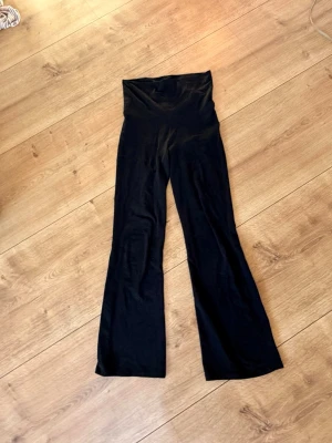 Två par utsvängda leggings - Säljer två par yoga pants från gina med utsvängda ben, ett par i svart och ett par i ljusrosa. Köp båda för 180kr eller ett par för 100kr