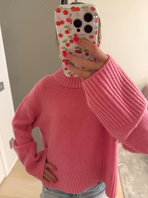 Lisa yang rosa oversized cashmere tröja - Intressekoll på min Lisa yang oversized cashmere tröja i en härlig rosa färg. Tröjan har breda ribbade muddar vid ärmslut och nederkant samt en hög, ribbad halsringning. 🩷🩷🩷 (aldrig använd) 