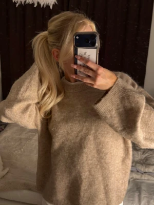 Beige stickad tröja - Mysig beige stickad tröja från Ginatricot i storlek xs (passar även S). Använd någon gång hemma, så säljes i nyskick, perfekt att dra över sig en kylig sommarkväll i sommar💞 (Tjockare i materialet)