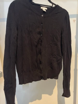 Svart kofta - En svart kofta från H&M, storlek M. Varan är nopprig.