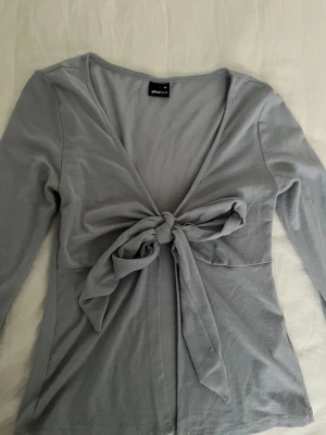 Ljusgrå omlottopp från Gina Tricot - 💕