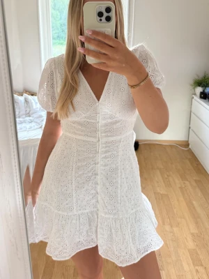 Vit kort klänning - Söt vit kortklänning med v-ringning, puffärmar och knappar framtill. Jag har aldrig använt den, bara testat!💕💕