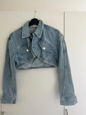 Zara jeansjacka - Trendig ljusblå croppad jeansjacka från Zara Storlek M men passar S mycket bättre. Liten i storlek 