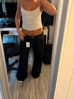 Mörkblå jeans  - Helt nya jeans (prislapp kvar). Jättesnygga med låg midja och vida ben!  Har slutat säljas 