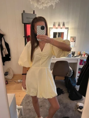 Ljusgul klänning - Ljusgul klänning från H&M i storlek S. Knytband där bak som man knyter själv. Använd 1 gång!