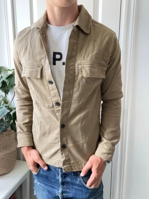 Celiope overshirt  - Celiope overshirt - sjuk passform. Inga defekter! Modellen i bilderna är 180 cm 75 kg och bär Storlek M , Kom med frågor! 🌟 (Kan gå ned i pris vid köp av paket 😉) 