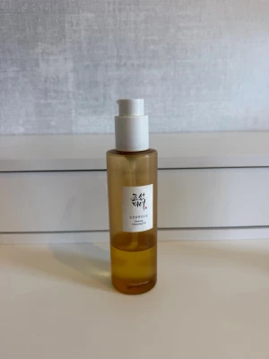 Beauty of Joseon Ginseng Cleansing Oil  - Känd och högt omtyckt cleanser i internet världen. Resultatet ger lyster och en koreansk ”glass skin” effekt redan efter en användning. Efter flertal användningar är huden betydligt mycket slätare och finare. Mycket gott skick. 