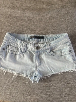 Ljusblå lågmidjade jeansshorts - Säljer dessa ljusblå superlågmidjade jeansshorts ifrån Only. Storlek 28 men sitter som en Xs/S💕 
