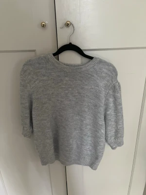 Ljusgrå stickad tröja Gina Tricot - Endast använd ett tillfälle 