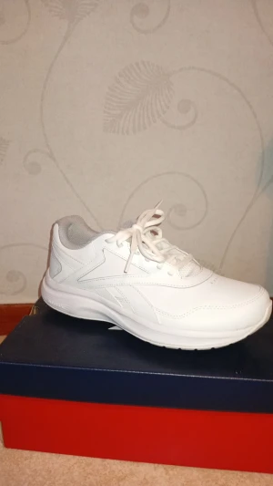 Vita Reebok sneakers  - Stilrena vita sneakers från Reebok med klassisk låg profil och snörning. Skorna är tillverkade i läder med diskreta detaljer och har en bekväm, vadderad insida. Perfekta för dig som gillar en clean och sportig look.
