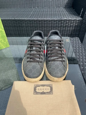 Gucci ace - Sjukt snygga skor från Gucci. Modell: ace. Mönster av GG-monogram över hela skon | storlek 42 | använda - men mycket kvar att ge | passar perfekt nu till våren och sommaren | hör av vid fundering!  
