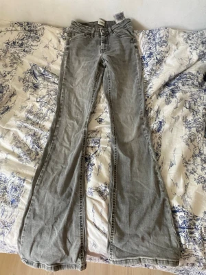 Grå jeans från ONLY  - Säljer ett par grå bootcut jeans från ONLY i storlek XS. Pris kan diskuteras!!