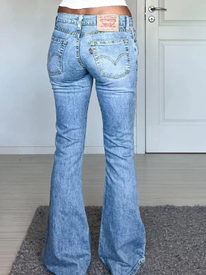 Levis - Midjemått: 34cm rakt över, innerbenslängd: 84cm 💗
