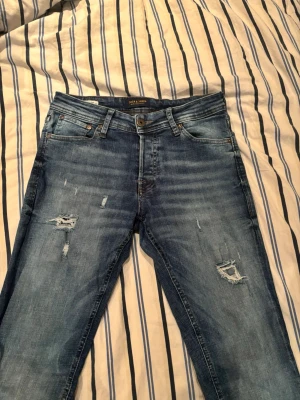 Blå slitna jeans med raka ben - Jack n Jones jeans 30/32 