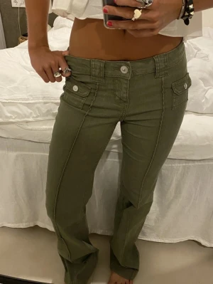 gröna jeans h&m  - säljer dessa snygga gröna jeans i storlek 36 från h&m, har en fläck på benet (bild 3) annars i fint skick. skriv vid intresse eller frågor! 💕