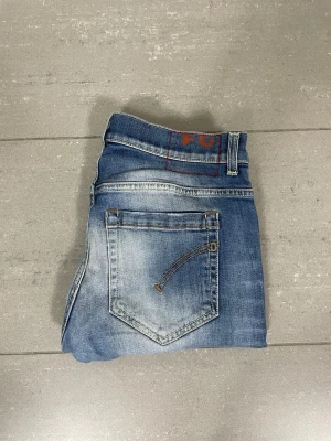 Dondup George Jeans  - Säljer nu dessa Dondup George Jeans i den nyaste Moddelen, mått ca 38,5 o 104 cm. Skriv för fler bilder/frågor🙌🏼