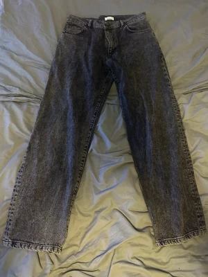 Svarta raka jeans med tvättad look - Svart/grå jeans i storlek 31/30