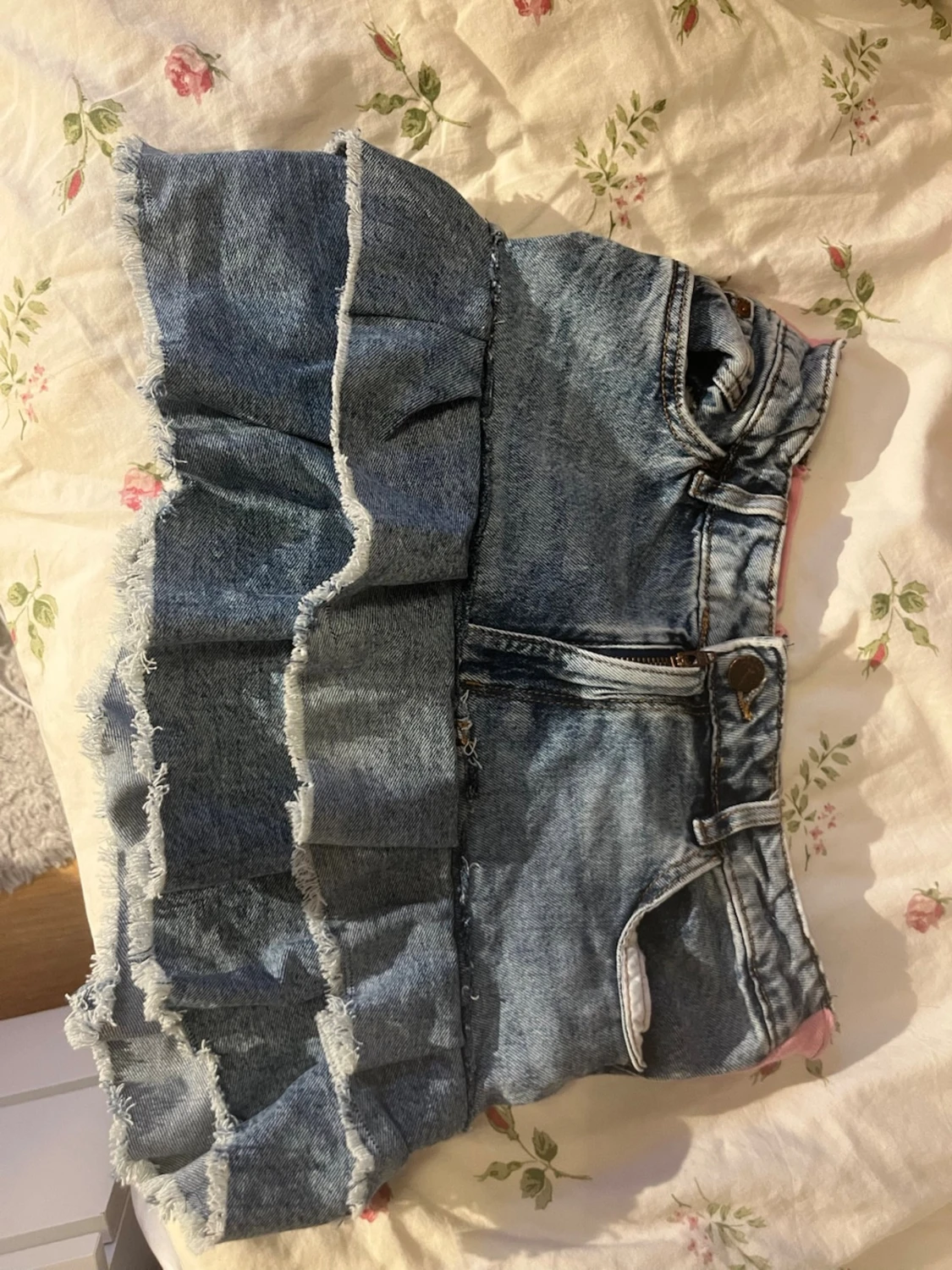 Jeanskjol med volang och råa kanter
