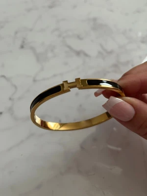 Nytt armband  - Säljer även ett likadant i vitt.