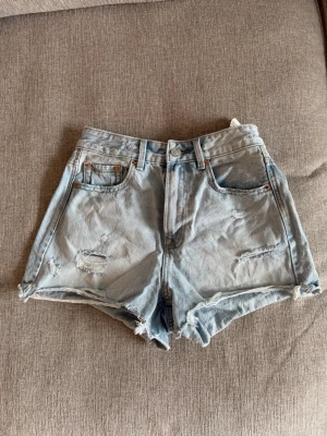 Jeansshorts - Säljer dessa jeansshorts från Stradivarius i strl 36