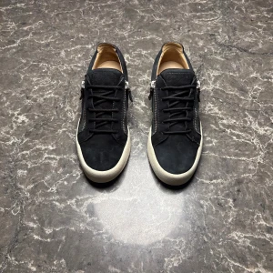 Giuseppe Zanotti - Säljer ett par otroligt snygga skor från det exklusiva märket Giuseppe zanotti! Skorna är i mycket bra skick, skulle säga ungefär 8/10. Nypris ligger på över 9000kronor men vi säljer våra för endast 1699 och kan gå ner i pris ännu mer vid snabb affär! Skorna är i storlek 42 och är true to size. Skriv gärna ifall det är några funderingar!