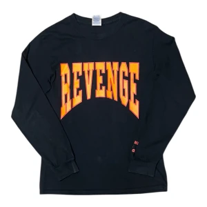 Gildan Drake Summer Sixteen Tour Merch Long Sleeve - Långärmad merchtröja från Gildan för Drake Summer Sixteen Tour. Drake revenge musik rap hiphop 