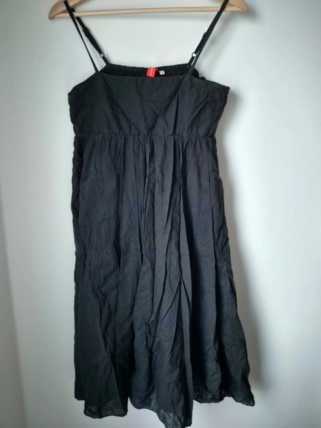 Svart klänning från MQ - justerbara axelband - 2