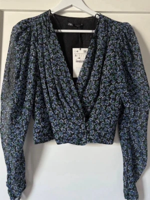 Blommig blus från Zara - Blus från Zara helt oanvänd!