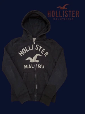 Hollister hoodie - Vintage Hollister hoodie. Passar folk som gillar att kläderna ska se lite slitna ut. Allt är bra förutom att det är lite skador på luvan och snöre saknas.                                                                       Skick: 5/10                                                             Frakt: inom 24h                                                         Hör gärna av dig med frågor eller funderingar!