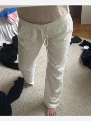 Linnebyxor – luftiga sommarbyxor - • Luftiga linnebyxor. • Svala och sköna till sommaren. • Lös och bekväm passform. • Perfekta till vardag eller semester. • Lätta att matcha.