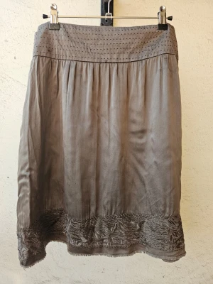 Zadig&Voltaire sidenkjol - Jättefin sidenkjol från Zadig&Voltaire i 100% silke. Fint blommönster längst kanten. Stängs med dragkedja på sidan. Skulle säga storlek M.