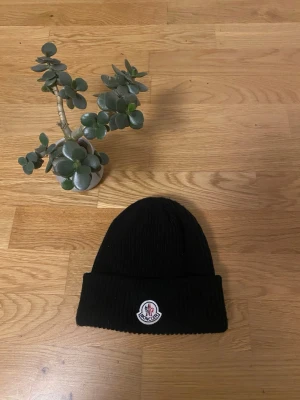Moncler mössa  - Fin Moncler mössa i nyskick bara använd några gånger nu i vinter passar till alla kläder. Skriv om du har några frågor eller vill ha fler bilde:)