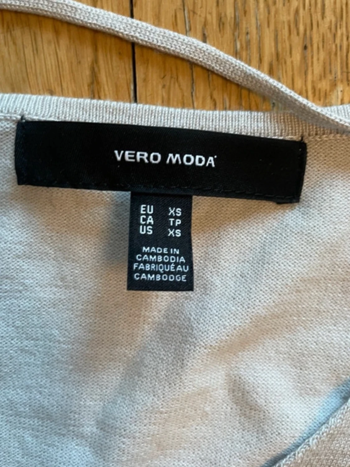 Beige V-ringad tröja från Vera Moda - 2