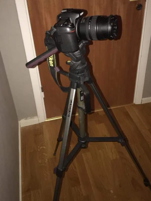 Nikon D80 systemkamera + 18–70mm objektiv + väska & stativ (komplett kit) - Säljer en Nikon D80 digital systemkamera i väldigt fint skick, knappt använd.  📸 Ingår i paketet:  • Nikon D80 kamerahus  • Objektiv: AF-S DX Nikkor 18–70mm f/3.5–4.5G ED  • Batteri + laddare  • Kameraväska  • Stativ (endast några små repor)  ✨ Kameran fungerar som den ska och är i mycket bra skick. Perfekt för dig som vill börja fotografera med en riktig systemkamera.  Skickas snabbt och välpackat 📦 Kan också hämtas i Malmö Pris kan diskuteras vid snabb affär.