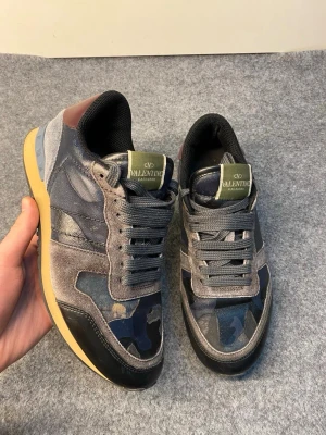 Valentino Rockrunners  - Storlek 39,5 passar 40. Självklart äkta. Se bilder för att avgöra skicket. 