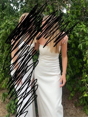 Cremevit tub långklänning - Säljer en gammal zara klänning i storlek S! Det är en vit tub långklänning men en slit där bak, dock är den lite nopprig som syns på de sista bilderna 🙌🏼