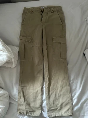 Grön/beiga cargobyxor Zara - Använda en gång. 